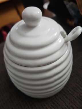 Maxwell Williams White Bee Honey Pot With Spoon